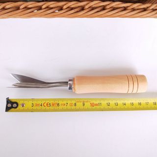 Dụng cụ gắp mắt dứa thần tốc chuôi gỗ
