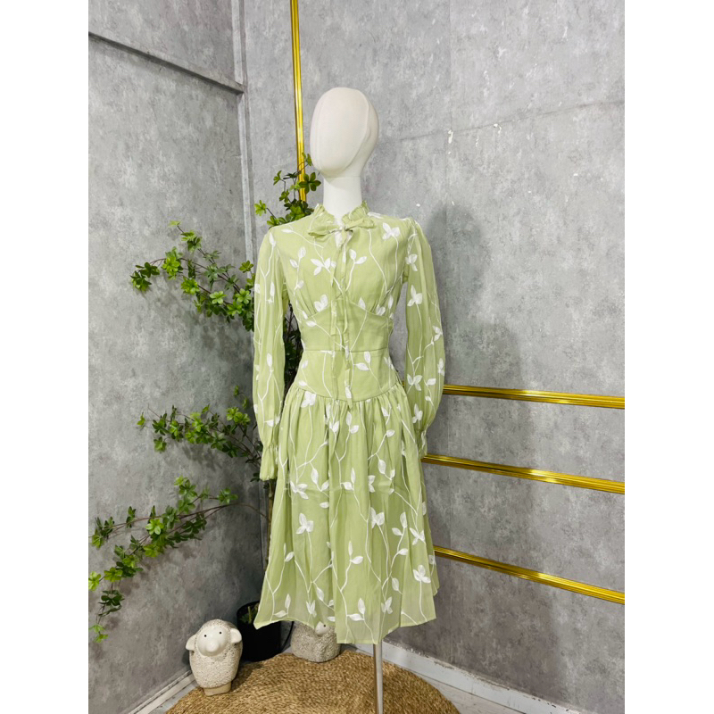 Đầm kiểu hoa thêu