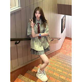 SET SƠ MI KẺ XANH + CHÂN VÁY TENIS XÁM + CÀ VẠT ĐỎ