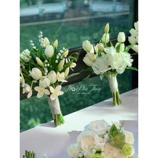 Hoa cưới cầm tay cô dau bằng lụa