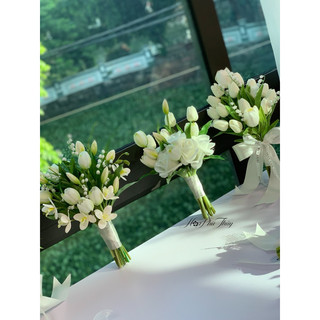Hoa cưới cầm tay cô dau bằng lụa