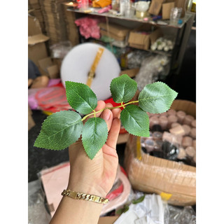1 nhánh lá hồng trang trí