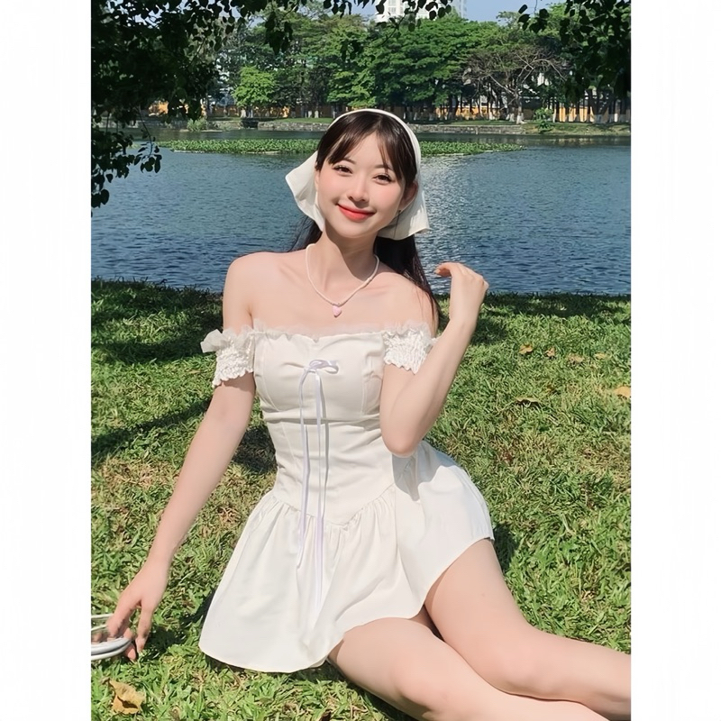 Sét Váy Dáng Ngắn Màu Trắng Gồm Váy Trễ Vai Gắn Nơ Chun Lưng + Quần Bảo Hộ + Khăn Turban | BigBuy360 - bigbuy360.vn