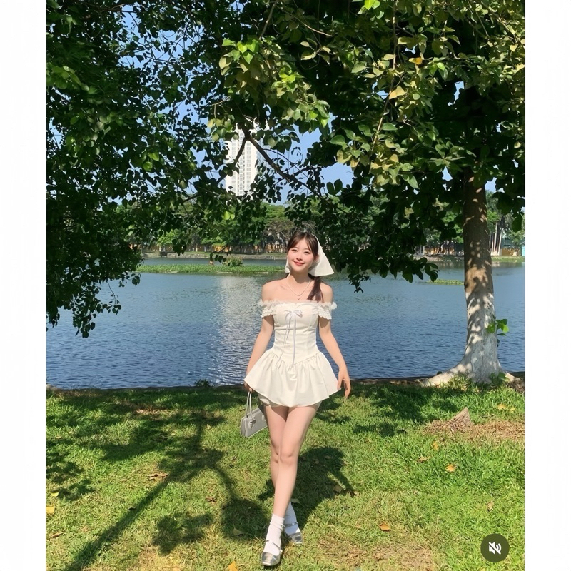 Sét Váy Dáng Ngắn Màu Trắng Gồm Váy Trễ Vai Gắn Nơ Chun Lưng + Quần Bảo Hộ + Khăn Turban | BigBuy360 - bigbuy360.vn