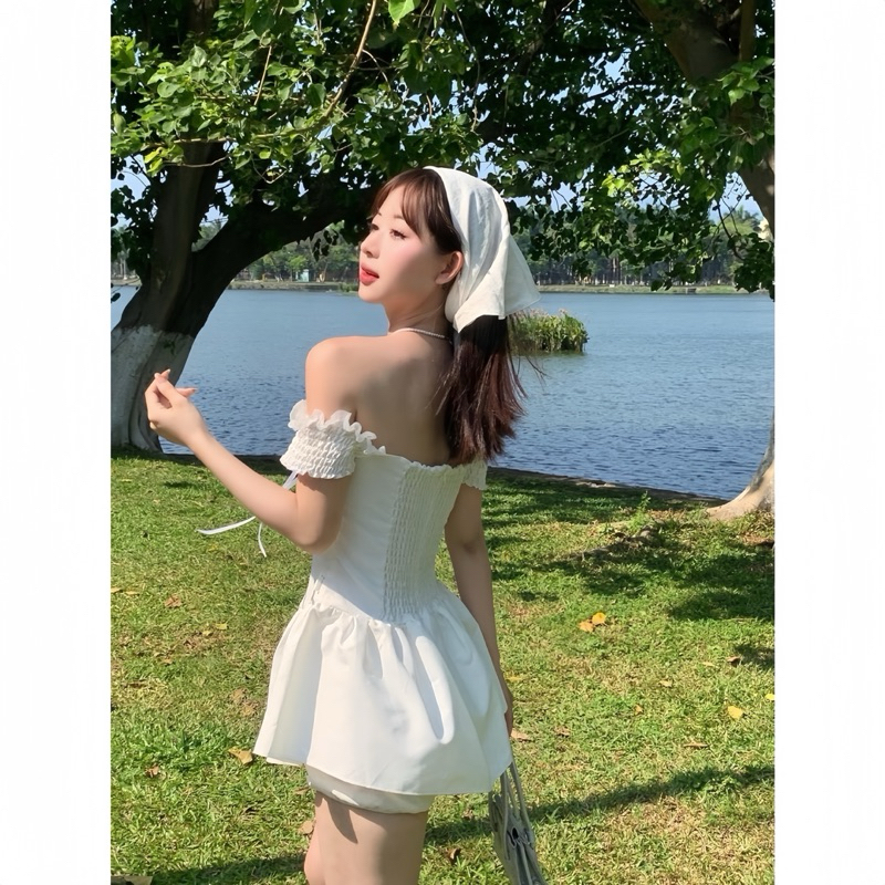 Sét Váy Dáng Ngắn Màu Trắng Gồm Váy Trễ Vai Gắn Nơ Chun Lưng + Quần Bảo Hộ + Khăn Turban | BigBuy360 - bigbuy360.vn