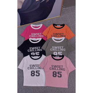 áo croptop cổ tròn tay ngắn cổ viền màu in số chữ sweet xinh ảnh thật
