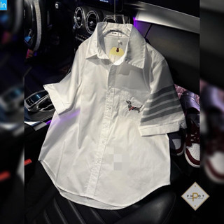 Áo Sơ Mi Thom Nam Nữ Trắng 4 Sọc Xám Ngắn Tay Họa Tiết Logo Cún Hót Nhất 2024