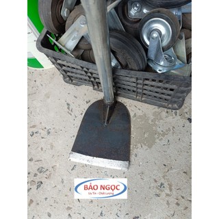 Cuốc có cán sắt dài cuốc làm nông kèm cán bằng sắt tiện lợi, bền bỉ như hình