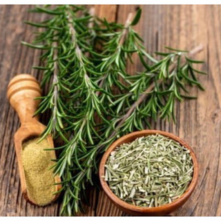 Lá hương thảo sấy khô dùng làm gia vị (rosemary)