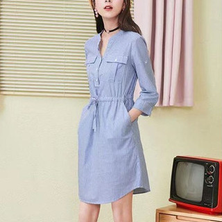 Đầm suông cổ trụ phát V kẻ sọc tay lỡ rút eo 2 túi ốp ngực SLINEN, chất vải thô mềm mát.