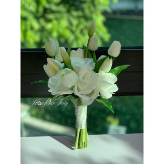 Hoa cưới cầm tay cô dau bằng lụa