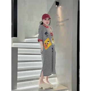 Đầm nữ chất thun gân dáng suông dài cổ tròn kẻ sọc ngang phối viền in hoạt tiết hoạt hình form rộng xẻ tà