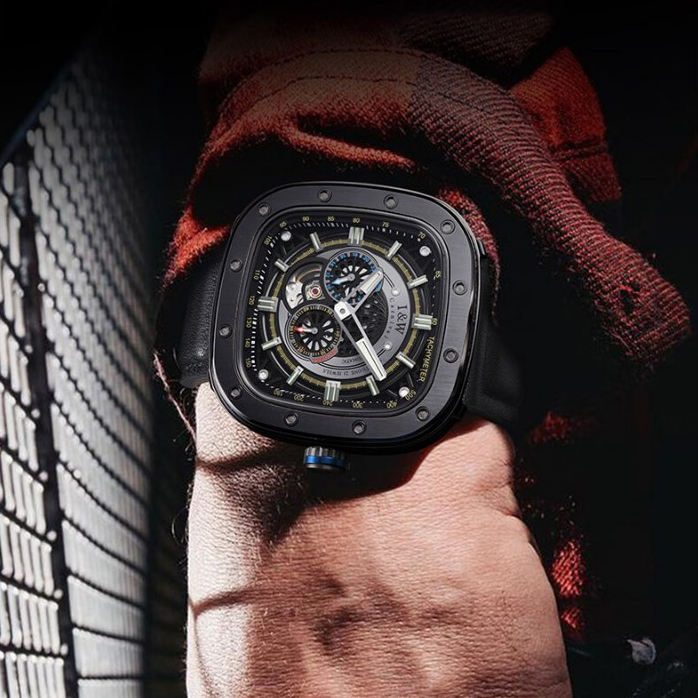 Cận cảnh mặt vuông 47mm đồng hồ I&W Carnival 666
