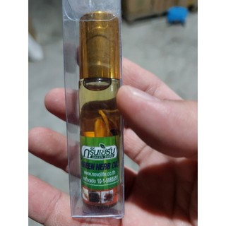 Một chai dầu sâm lăn Thái Lan