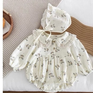 Body xô muslin cổ bèo dài tay kèm mũ cho bé gái.