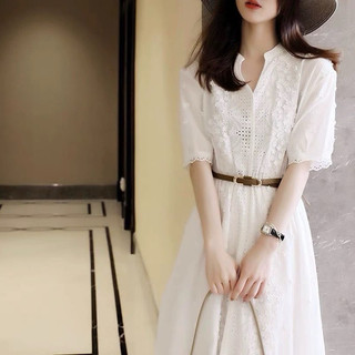 Váy trắng dáng dài kèm đai da