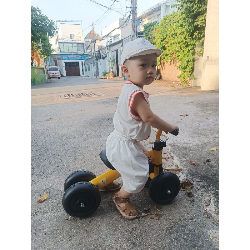 Xe chòi chân  cho  bé quà tặng  bobby