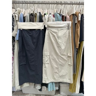 𝗟𝗔 𝗖𝗛𝗔𝗥𝗠𝗘́ | chân váy khaki dài túi hộp 8737 we are