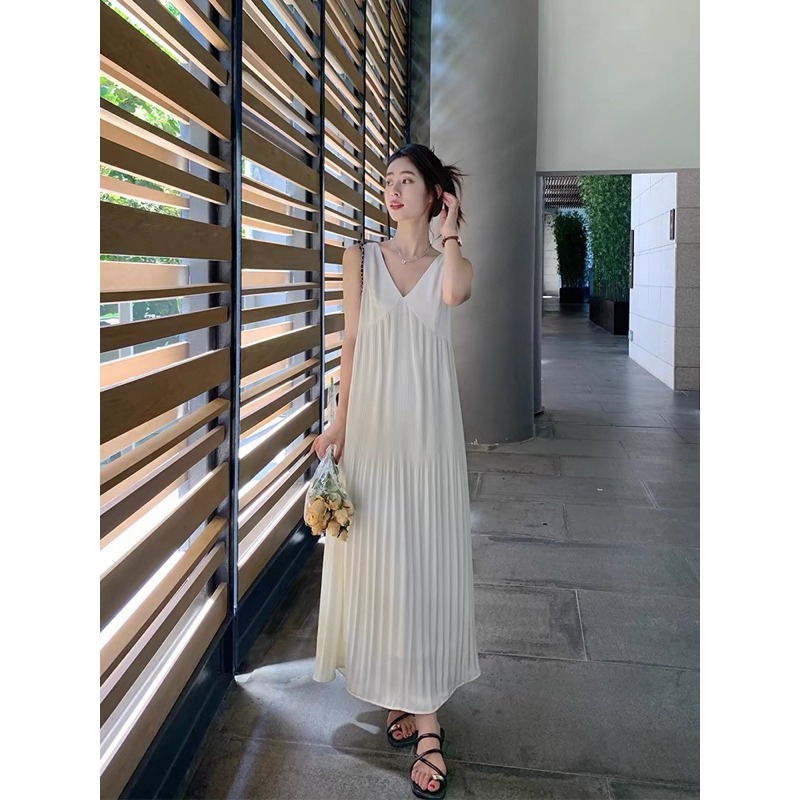 C váy maxi trắng dáng dài cổ V eo dập ly