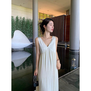 C váy maxi trắng dáng dài cổ V eo dập ly