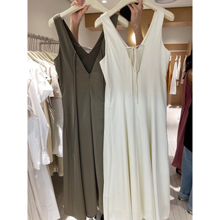C váy maxi trắng dáng dài cổ V eo dập ly