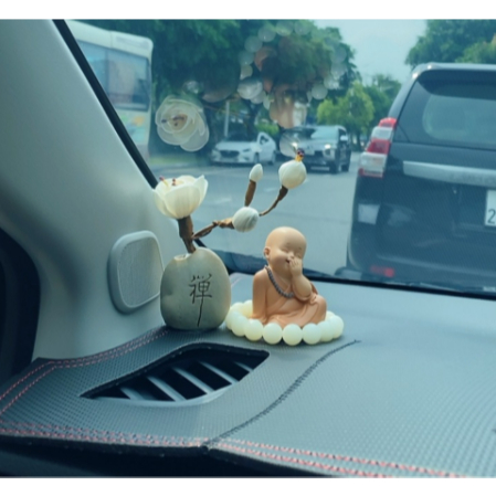 set tượng chú tiểu kèm chuỗi và bình bông trang trí taplo dễ thương ( tặng kèm tinh dầu)- socShop