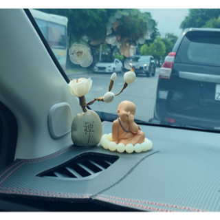 set tượng chú tiểu kèm chuỗi và bình bông trang trí taplo dễ thương ( tặng kèm tinh dầu)- socShop