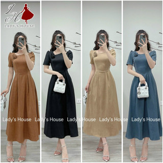 Váy thiết kế vạt cổ đính hoa dáng dài