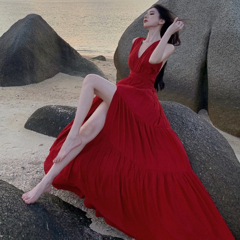 Đầm yếm đỏ đi biển