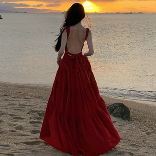 Đầm yếm đỏ đi biển
