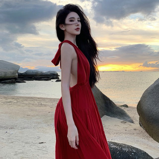Đầm yếm đỏ đi biển