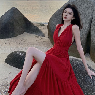 Đầm yếm đỏ đi biển