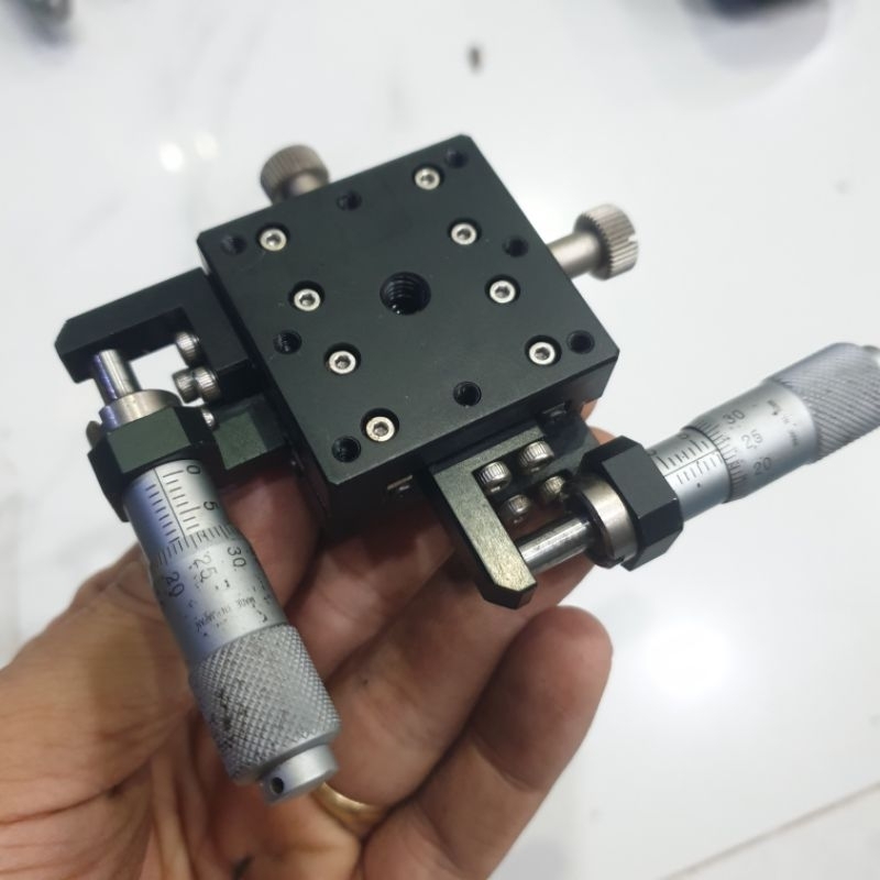 bàn trượt 2 trục xy suruga seiki japan vuông kích thước 40x40x20mm panme tinh chỉnh 0.01mm