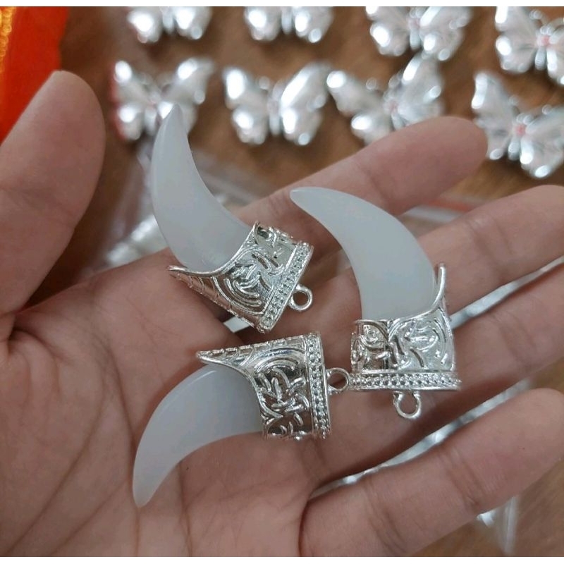 Nanh hổ giả màu trắng mạ bạc loại đẹp