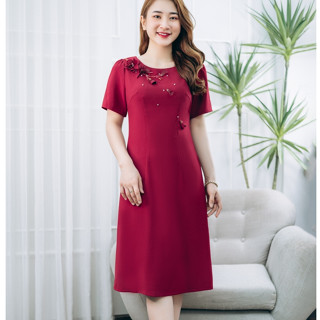 Đầm suông trung niên TTV1339 thời trang chính hãng TTV Cổ tròn kết hoa tay ngắn màu Đỏ đô cao cấp