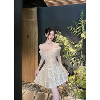 Đầm ren thiết kế chữ A
