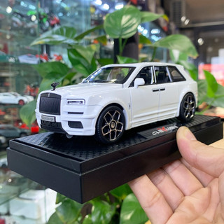 Mô hình xe Rolls Royce Cullinan tỉ lệ 1:32 kèm đế và hộp mica