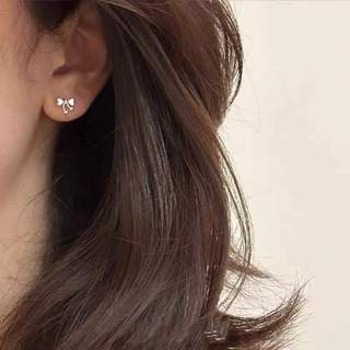 1 chiếc bông tai nơ chốt bi