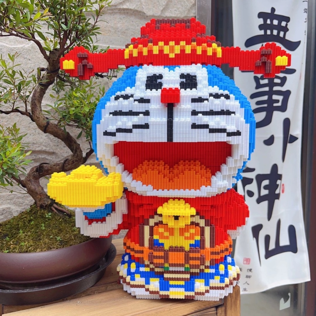 Mô hình lắp ráp đồ chơi ghép lego (TẶNG BÚA) Doraemon Doremon Thần tài Cầm Vàng 40cm Cỡ Lớn