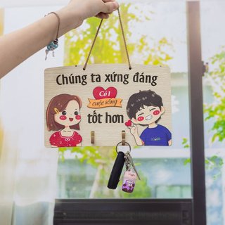Tranh gỗ, bảng gỗ có móc treo chìa khóa hình cặp đôi CHÚNG TA XỨNG ĐÁNG CÓ CUỘC SỐNG TỐT HƠN
