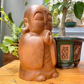 Tượng chú tiểu đứng chắp tay bằng gốm đất nung thủ công , gốm Bàu Trúc, Gốm Chăm handmade trang trí vintage