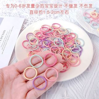 Chun cột tóc cho bé