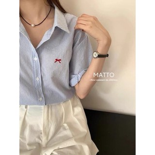 Áo sơ mi xanh kẻ sọc thêu nơ đỏ