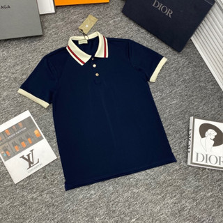 Áo Polo Gucci Cúc Vàng Phối Cổ Sọc Đỏ Thời Thượng - Áo Polo Gucci Nam Nữ Chất Vải Thoáng Mát Mền Mịn Phong Cách Trẻ New