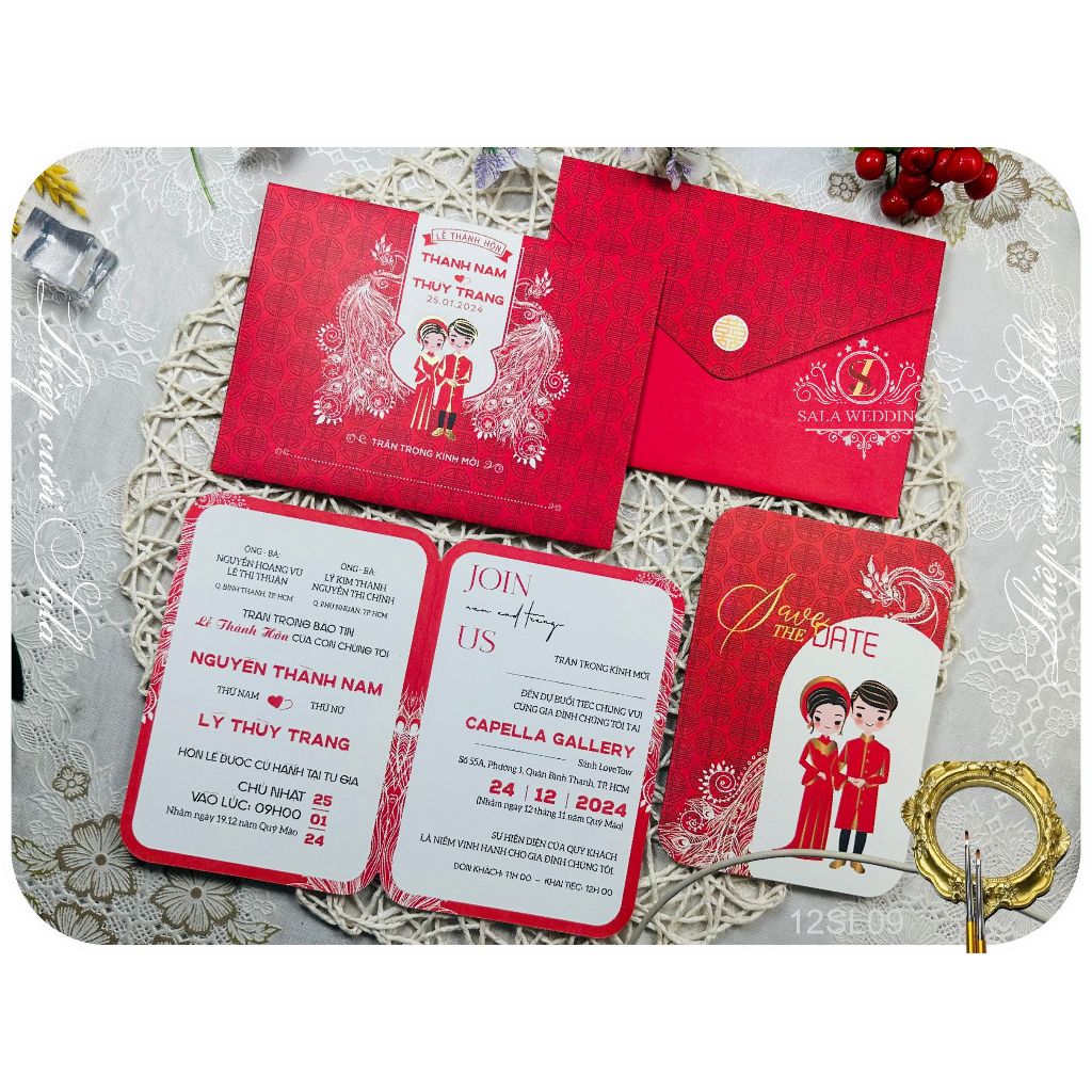 THIỆP CƯỚI ÉP KIM HOA VĂN CHIBI 12SL09 (NHẬN IN>100 THIỆP)