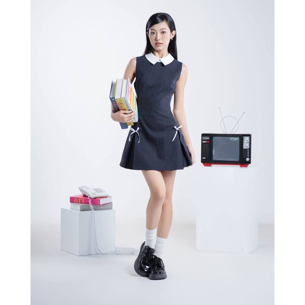 Đầm nữ cổ sơ mi trắng phối nơ THE C.I.U, đầm không tay form xòe nhẹ chất cotton sọc thanh lịch – Aurora Dress | BigBuy360 - bigbuy360.vn