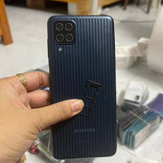 Bộ vỏ samsung M12 -zin ( gồn có khe sim ,kính cam)
