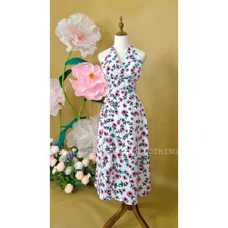 Flora dress phiên bản nền trắng hoa hồng tím cổ yếm xẻ tà dịu dàng nữ tính đi biển đi du lịch Emera