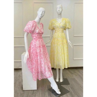 *Đầm thời trang nữ cổ chữ V tay bồng có thắt eo váy tầng dài maxi chất voan họa tiết hoa nhí đính nút giả trước ngực