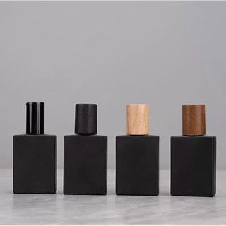 Chai đựng nước hoa 30ml thân vuông đen nhám nắp gỗ sang trọng.